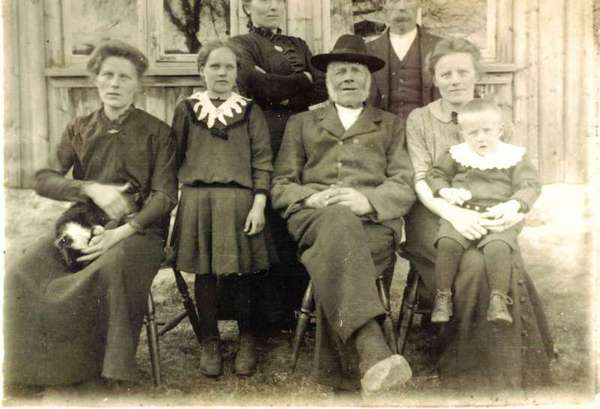 Ole_Iversen_fam_1905-10.jpg
